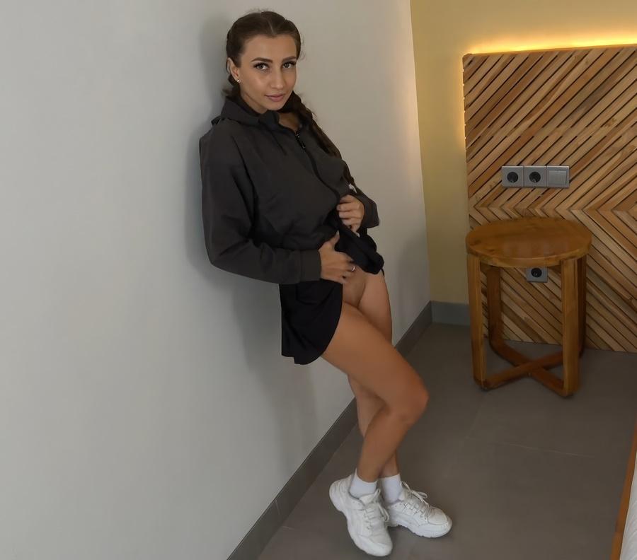 Студентка в мини-юбке демонстрирует свою бритую писечку