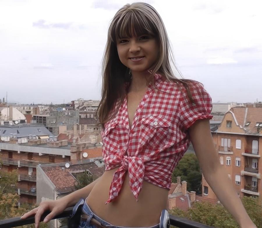 Худенькая молодая студентка Gina Gerson не стесняясь трахатеся со своим пожилым преподавателем