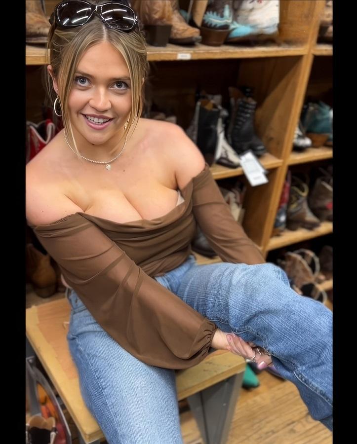 Прогулка и секс с Angie Faith снятый на телефон