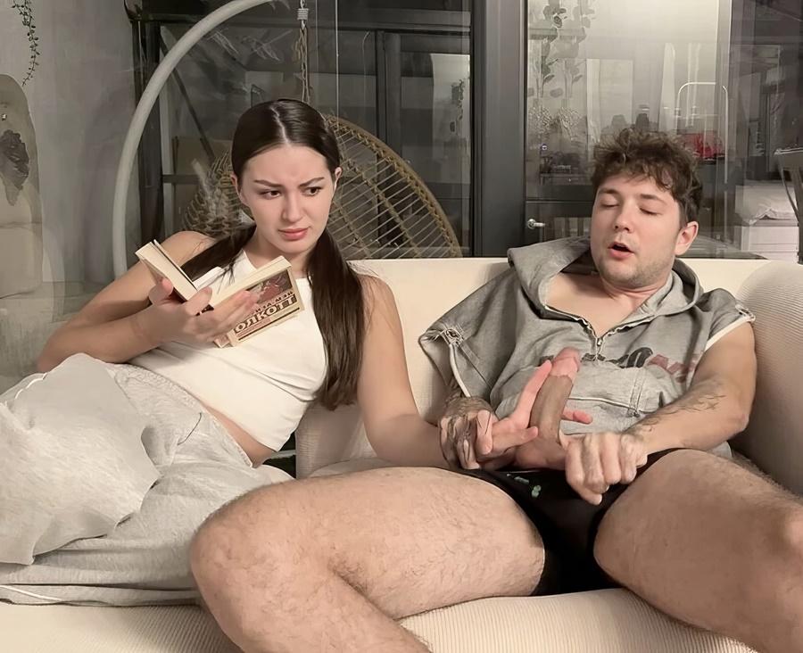 Сводный брат начал дрочить рядом со сводной сестрой