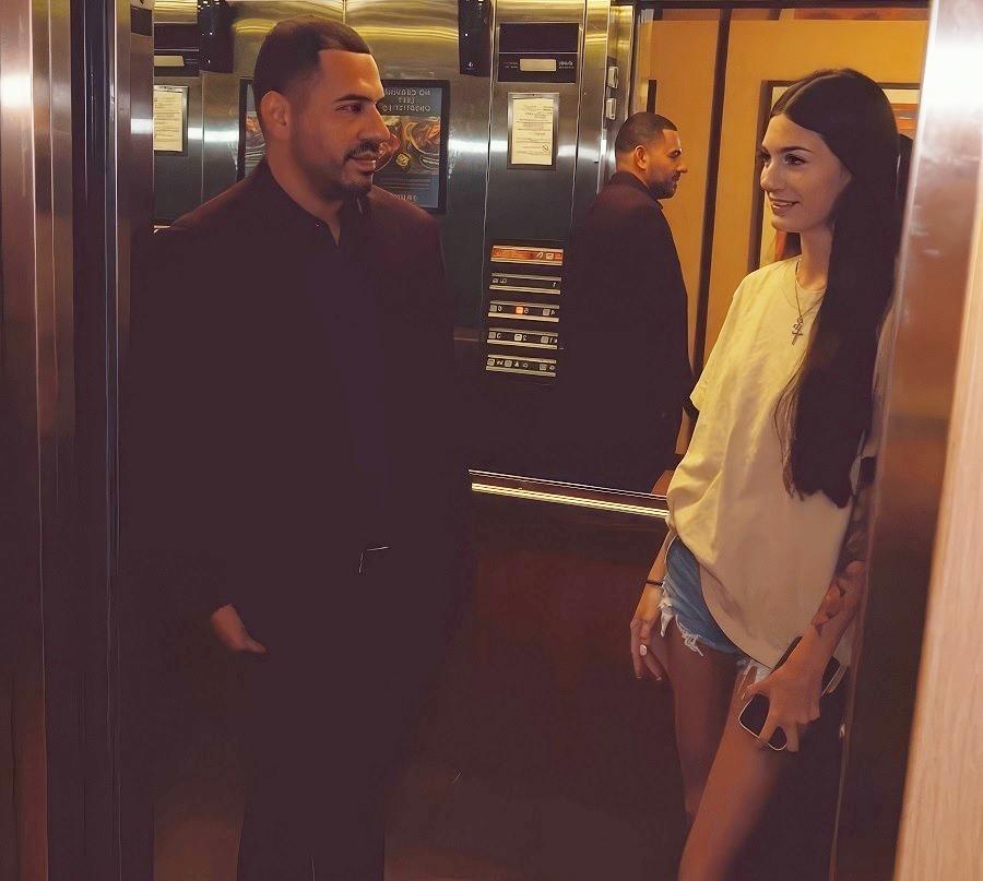 Познакомились в лифте и занялись сексом в номере