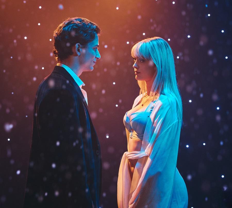 Романтическое секс видео с красавицей Amber Moore в стиле Снежной Королевы