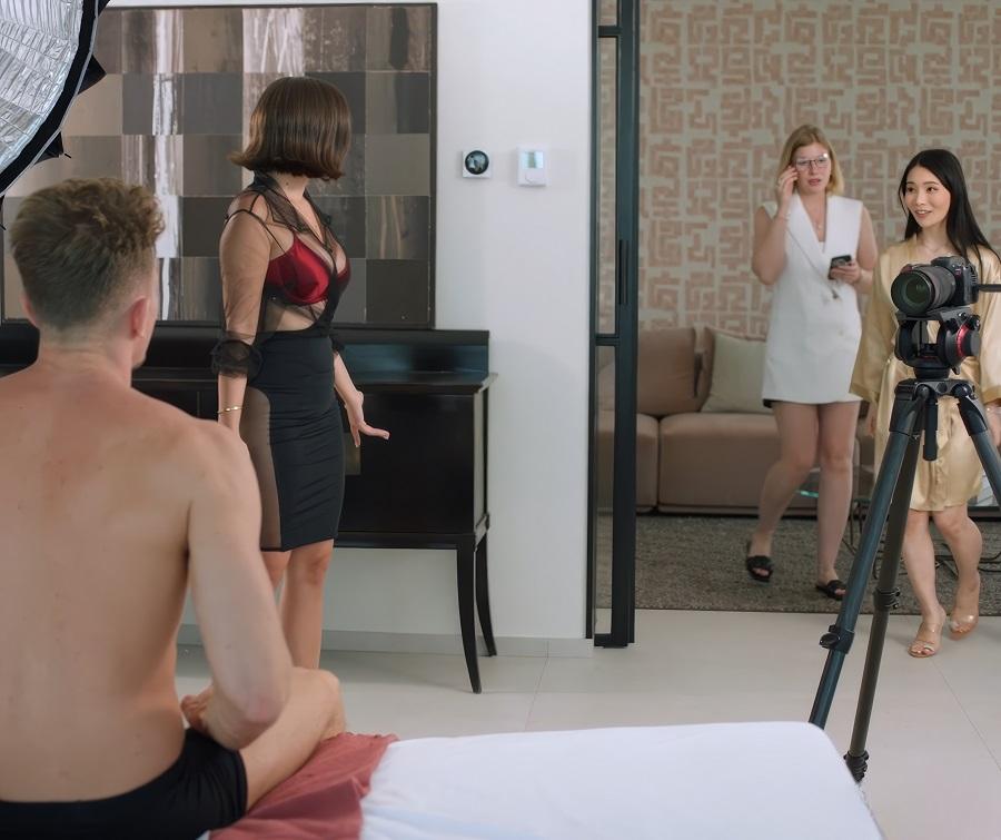 Eve Sweet наняла ассистентку а потом поделилась с ней членом