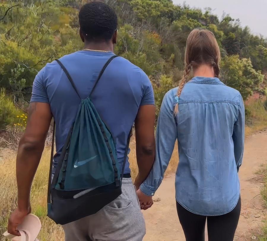 Stella Sedona занялась сексом с негром в горах