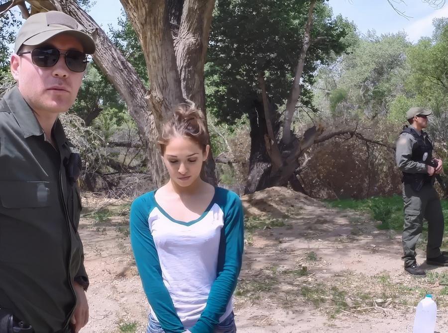 Иммиграционная полиция США трахает молодую эмигрантку