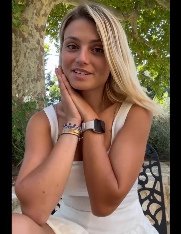 Молодая француженка Zoe Castelli подрабатывает риэлторшей