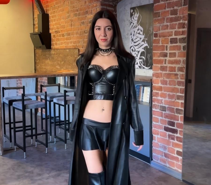 Секс с девушкой рокером Katty West в кожаном пальто и сапожках