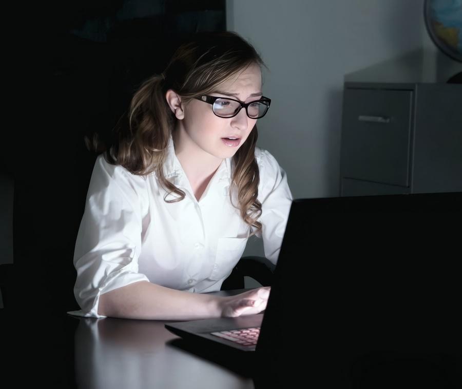 Ученица залезла в компьютер учителя а потом переспала с ним