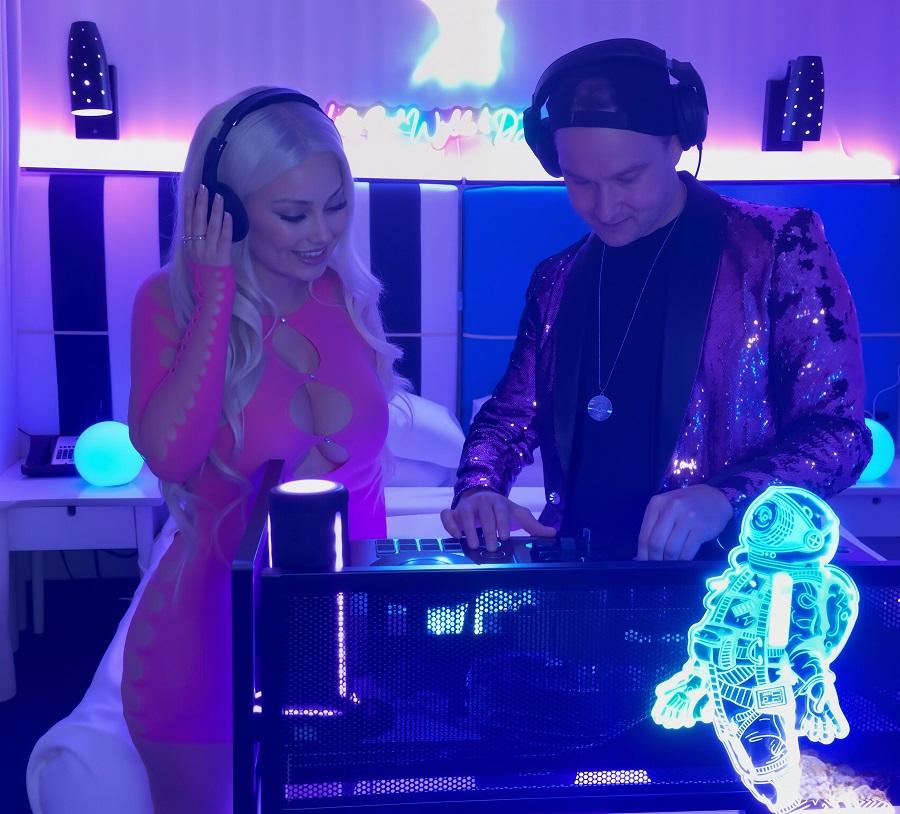 Диджей трахает танцовщицу