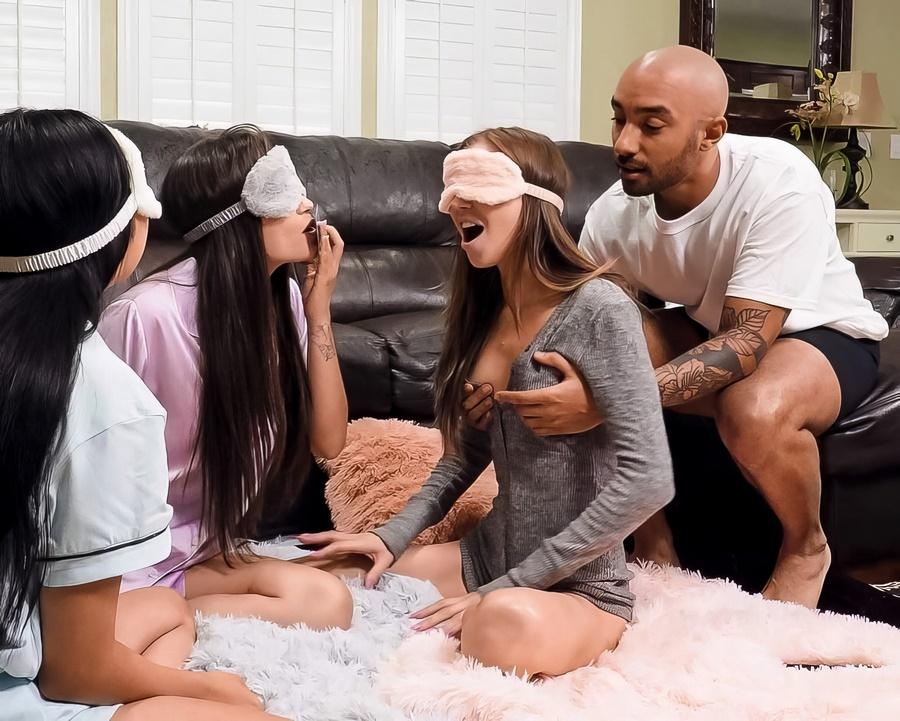 Парень играет со сводницей и её подружками