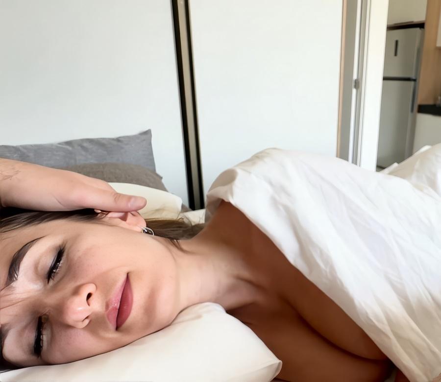 Утренний секс с грудастой женщиной