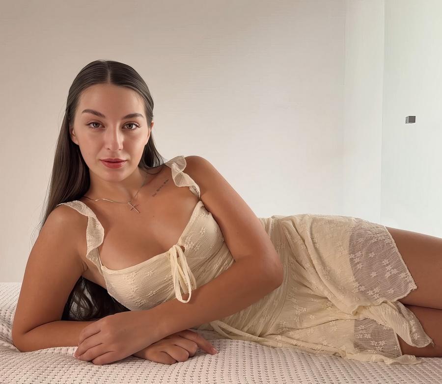 Сводная сестренка Sugary Kitty поругавшись с бойфрендом предлагает секс сводному брату