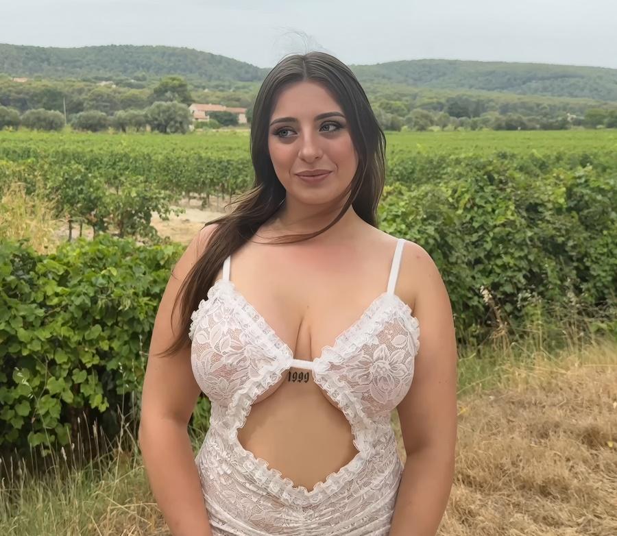 Пышногрудая француженка Luna Doll впервые занимается сексом с двумя парнями