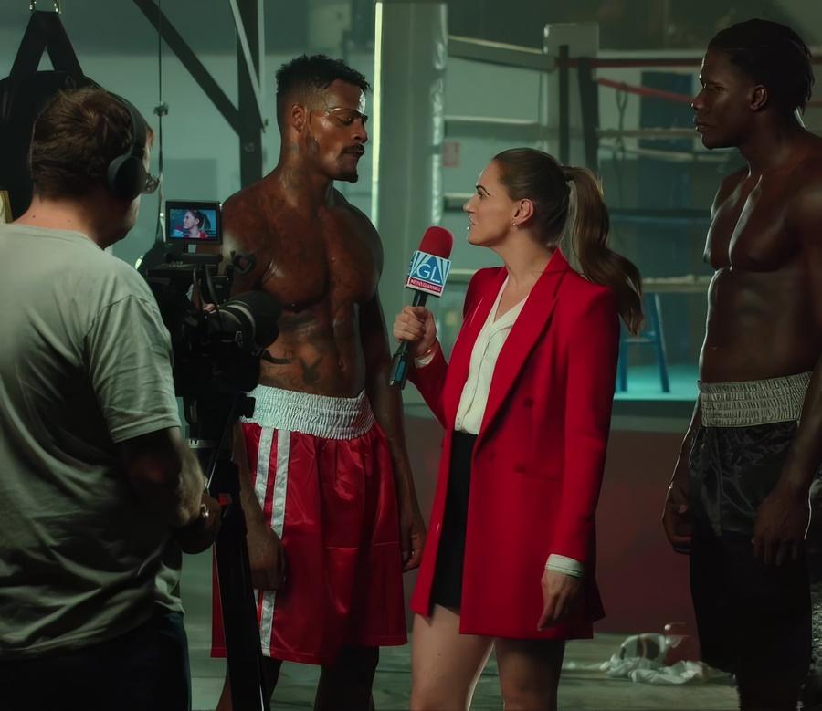 Красивая девушка - журналистка занялась сексом с двумя чернокожими боксерами