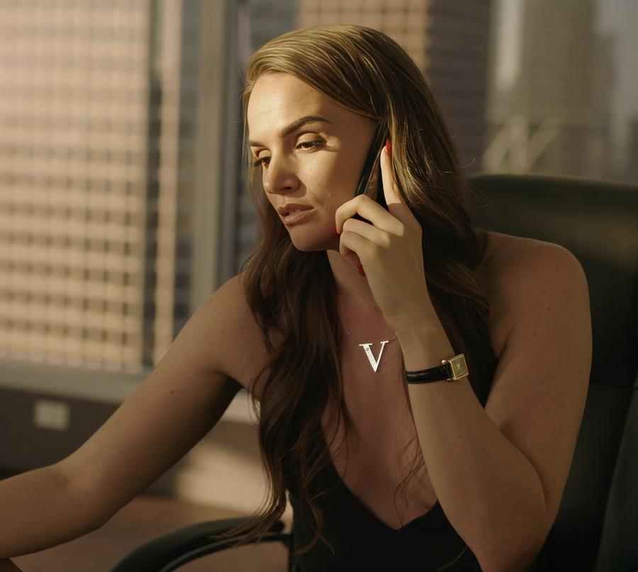 Элегантная бизнес леди приглашает в кабинет подчинённого чтобы он её трахнул