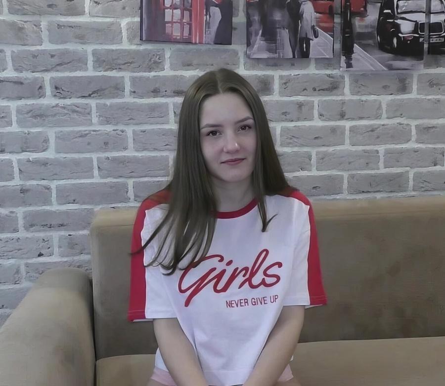 Молодая первокурсница лишается девственности со старшекурсником