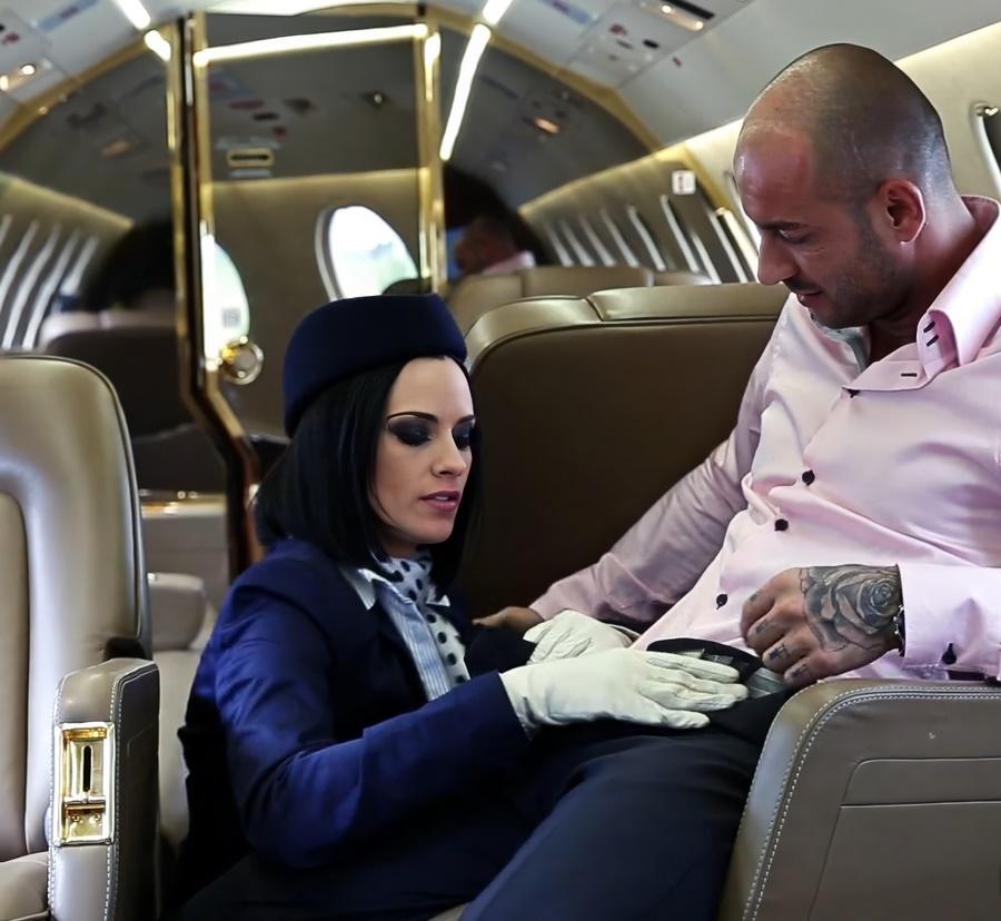 Стюардесса Claire Castel трахается с пассажиром в самолете