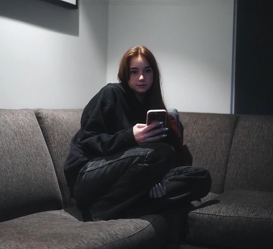 Подловил сводную сестренку Melanie Marie за мастурбацией а потом её трахнул случайно кончив в киску