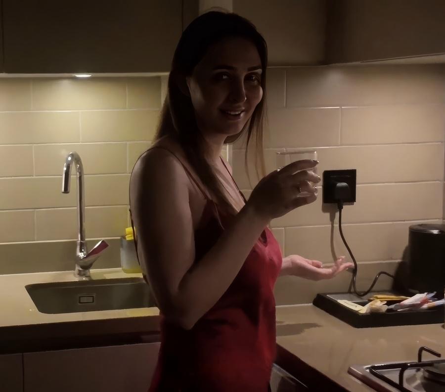 Пасынок ночью встретился с мачехой на кухне и занялся с ней сексом