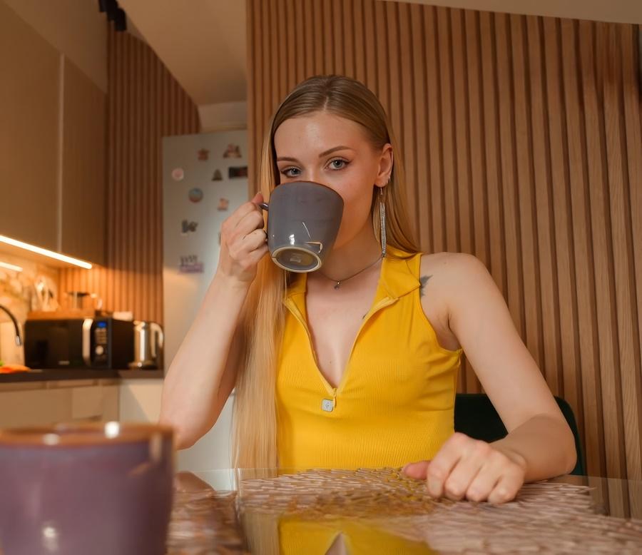 Парень раскручивает подругу Dolly Rud на секс Парень раскручивает подругу Dolly Rud на секс