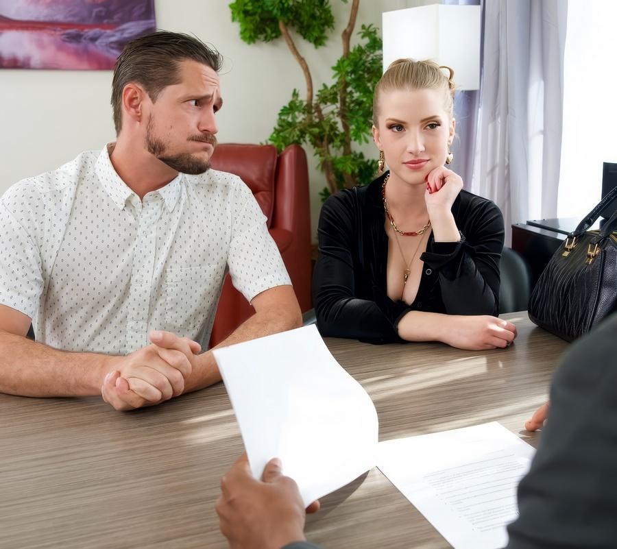 Красивая супруга Octavia Red изменяет куколду с настоящим мужчиной