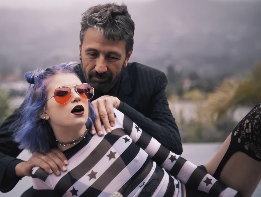 Молодая девушка-готка была трахнута мужчиной постарше