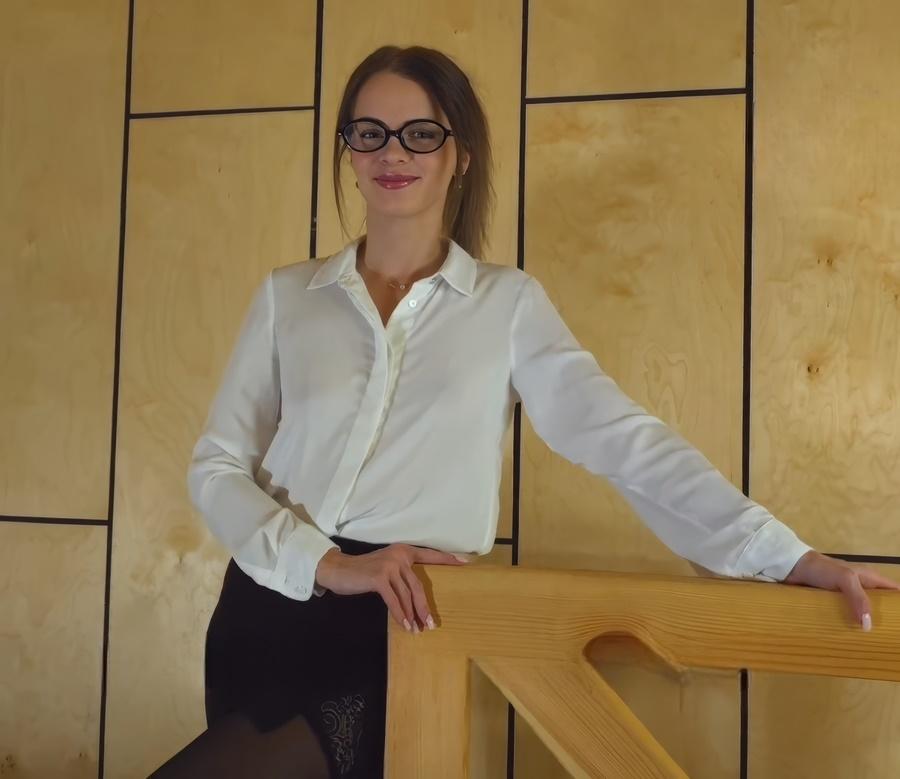 Начальник трахает в офисе хитрую секретаршу