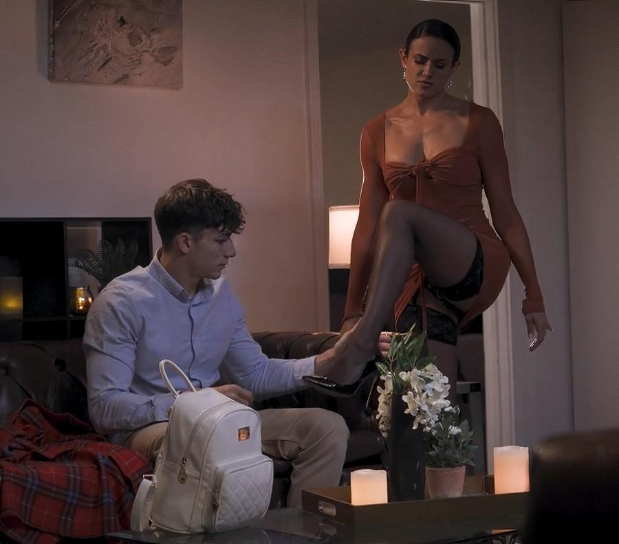 Сексуальная пьяная мачеха флиртует со взрослым пасынком Сексуальная пьяная мачеха флиртует со взрослым пасынком