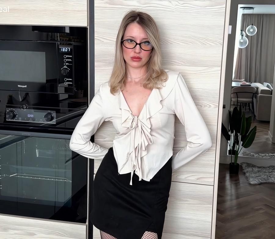 Накормил голодную девушку спермой