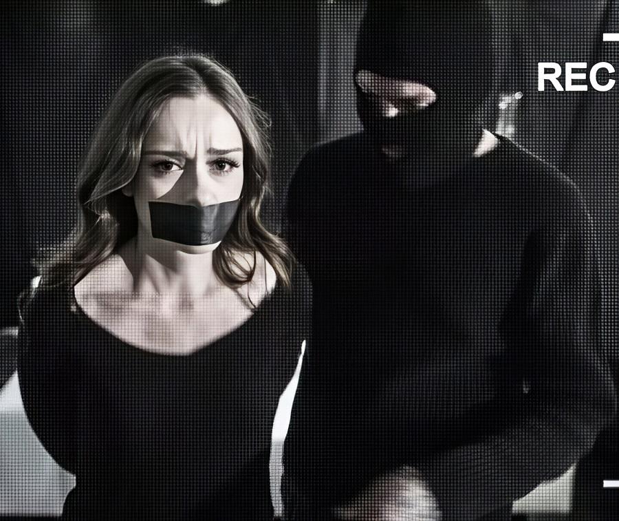 Два грабителя трахают девушку двойным проникновением