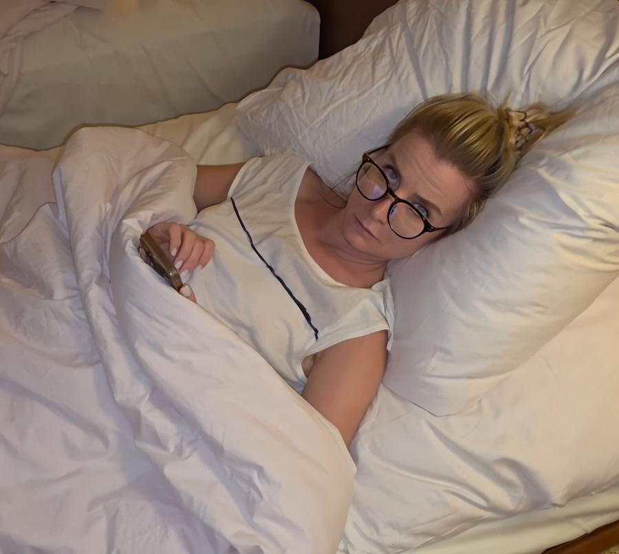 Перед сном пасынок хвастается своим большим членом перед мачехой