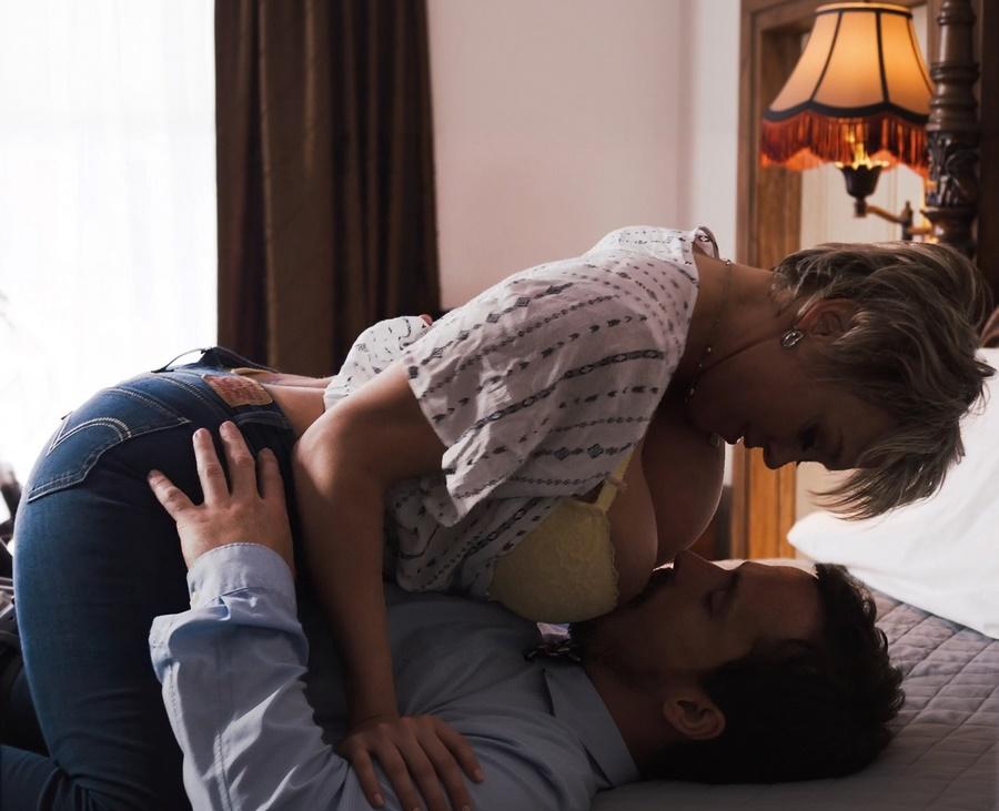 Пышногрудая мачеха повалила пасынка на кровать и трахнула его Пышногрудая мачеха повалила пасынка на кровать и трахнула его