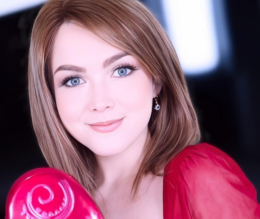 Милашку в красном платье хорошенько трахнули крупным планом