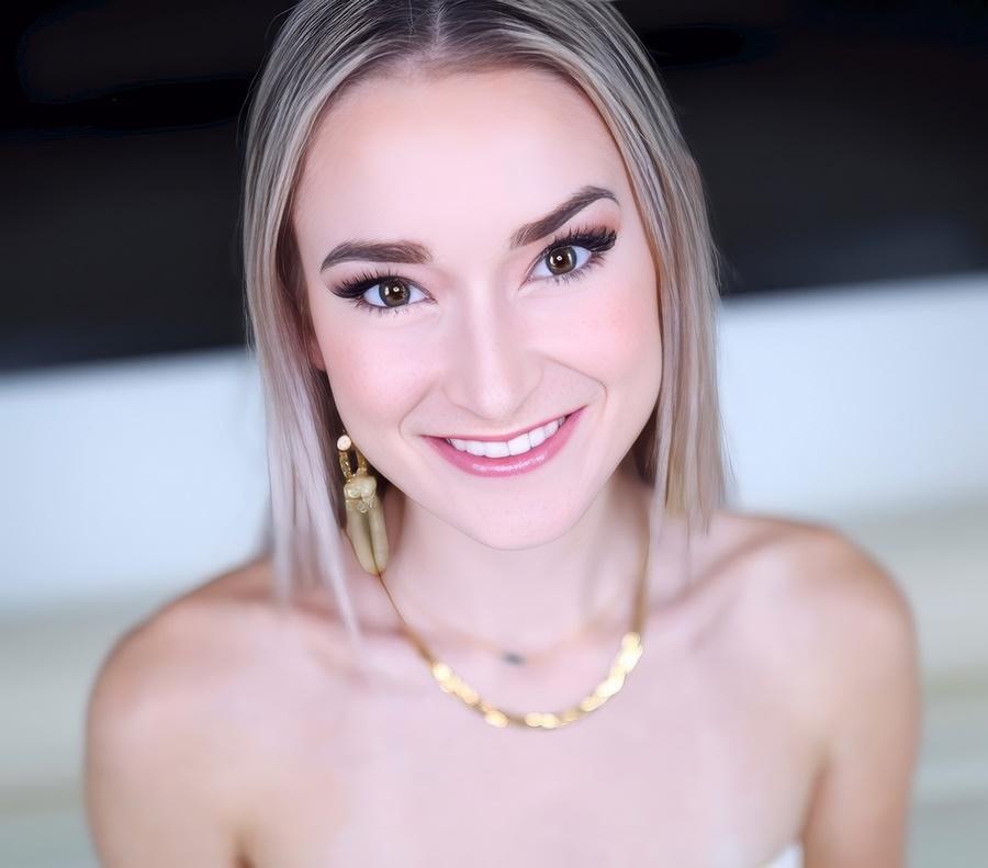 Улыбчивую блондинку Thea Summers трахают крупным планом