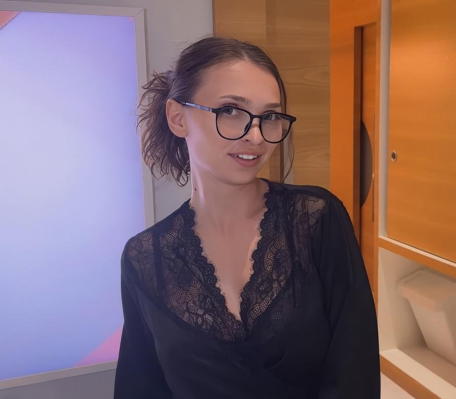 Застал жену друга за мастурбацией под хентай и теперь шантажирует её сексом