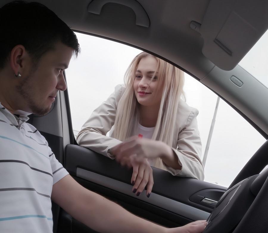 Милашка просит подвезти домой