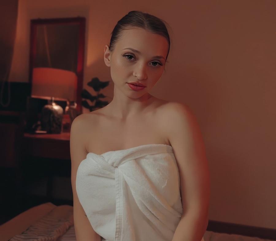 Пасынок делает мачехе массаж, а затем её трахает