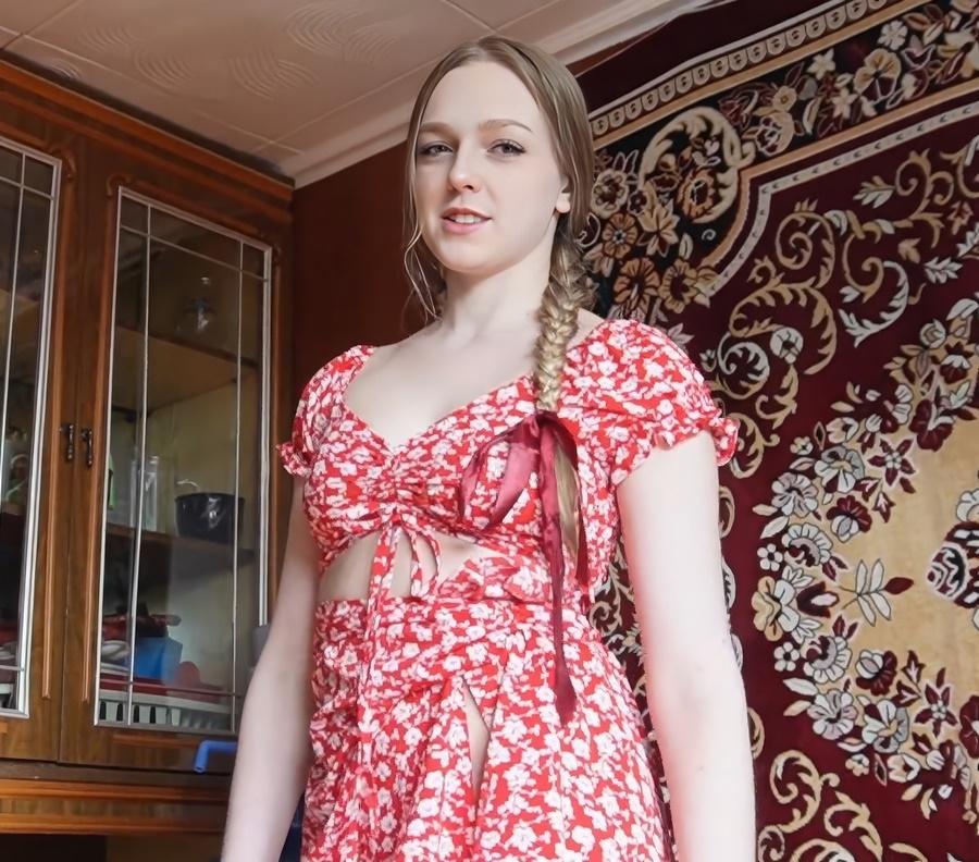 Секс с деревенской русской девушкой на фоне ковра