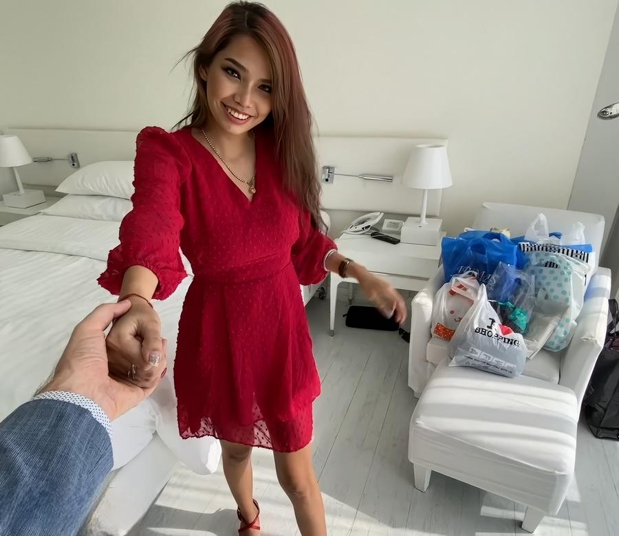 Турист трахает тайскую шлюшку после шопинга