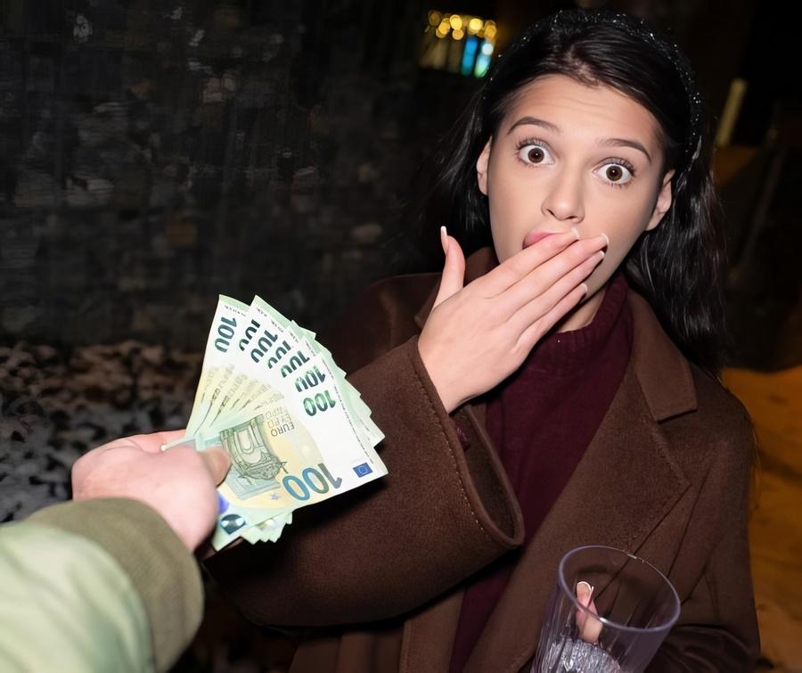 Брюнетка Asandra Dewy отдалась незнакомцу за деньги