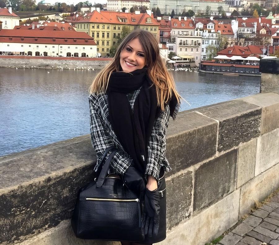 Очаровательная девушка Mina Sauvage туристкой исследует Прагу и трахается в отеле Очаровательная девушка Mina Sauvage туристкой исследует Прагу и трахается в отеле