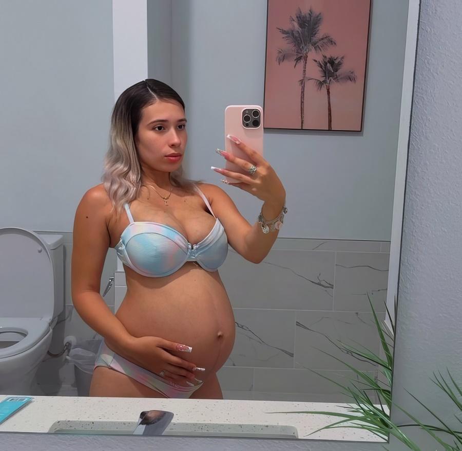 Молодая беременная девушка занимается сексом со своим начальником