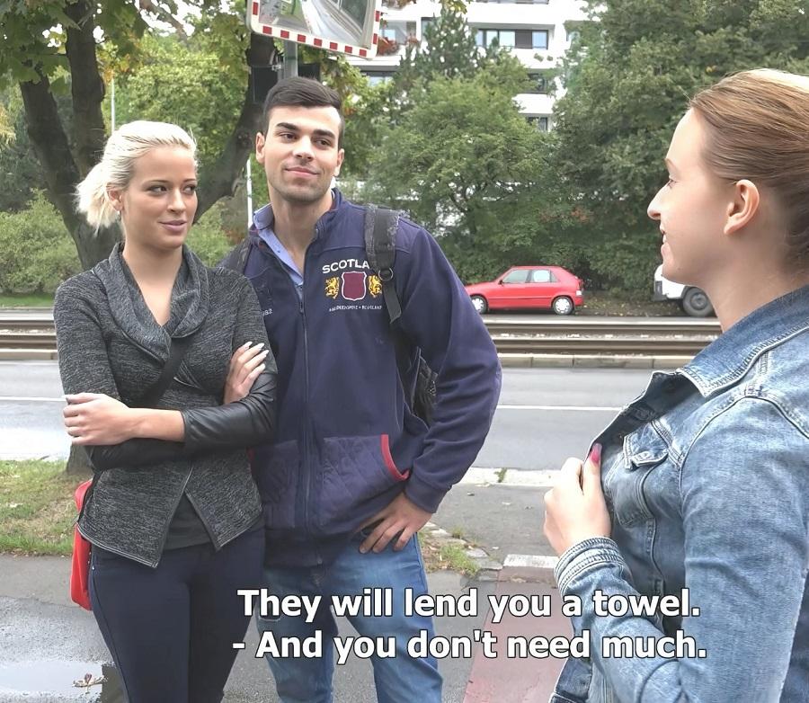 Пара на улице пригласила незнакомцев в сауну на свингер секс