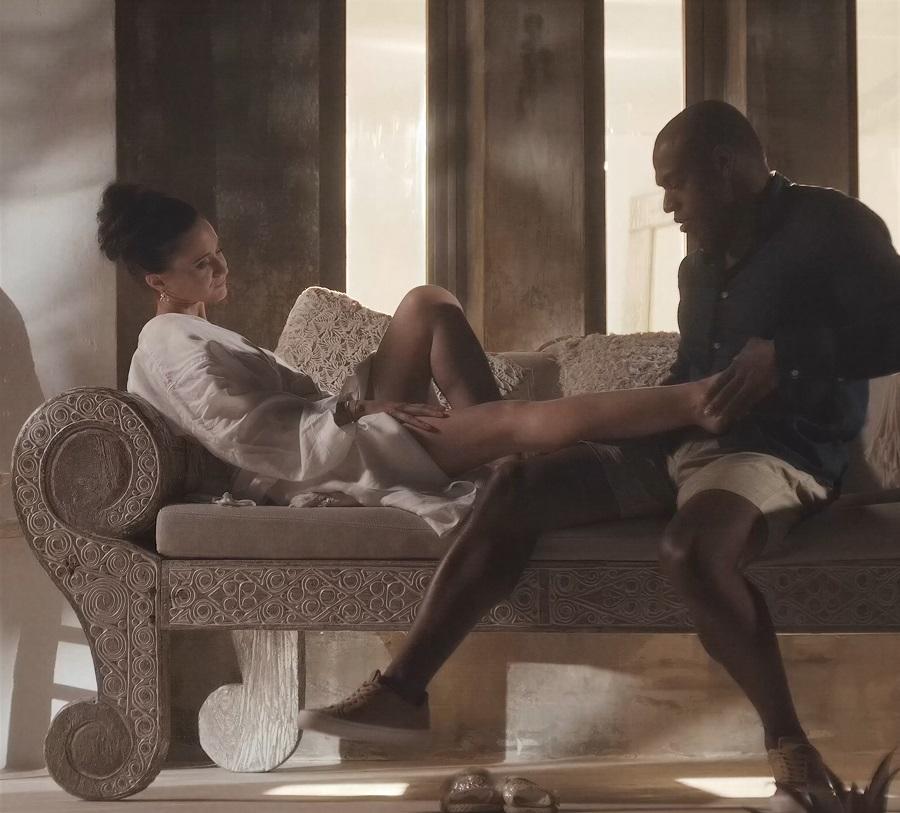 Белая хозяйка дома расставляет ноги перед черным парнем из прислуги