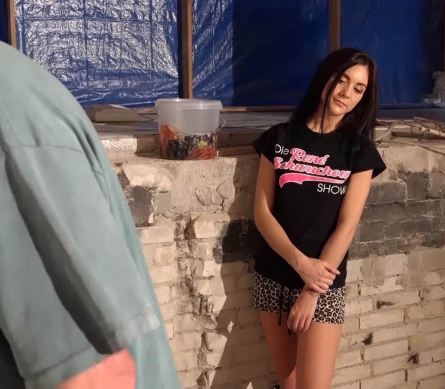 Молодая брюнетка Lullu Gun не прочь заняться сексом со стариком