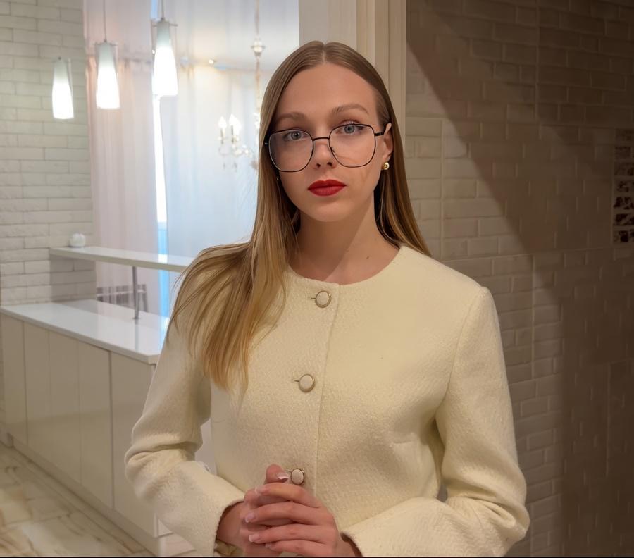 Я трахаюсь с замужней риелторшей в каждом уголке квартиры