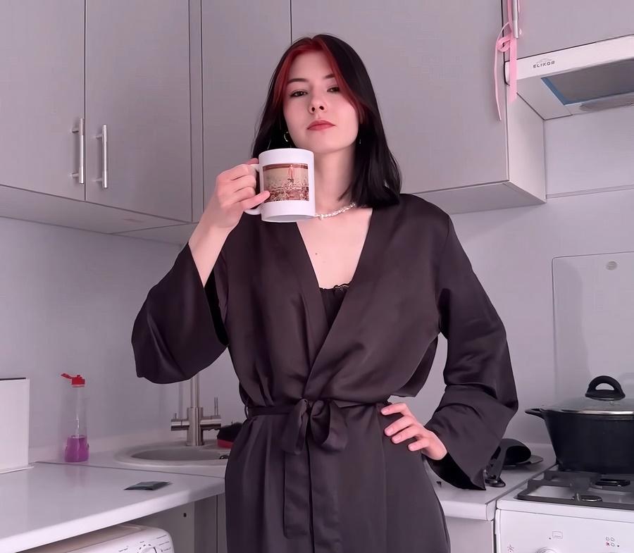 Помог подруге своей девушки и она мне отдалась