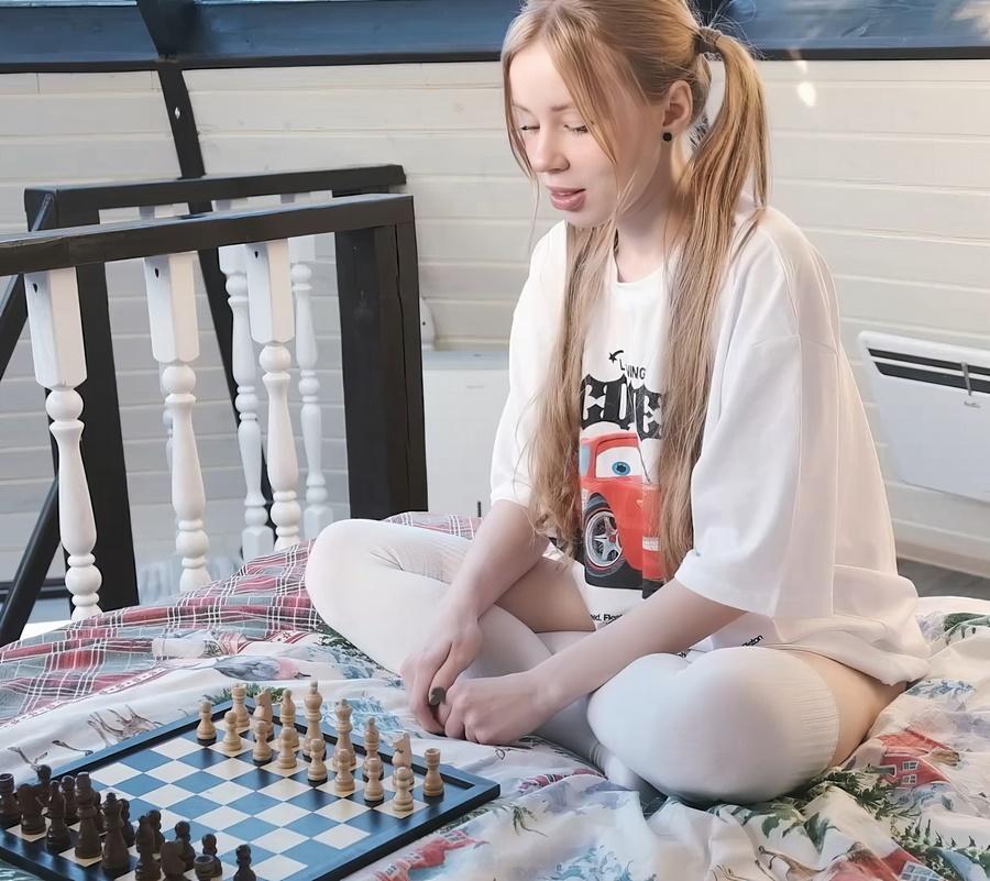 Красивая соседка по комнате проиграла в шахматы своё сексуальное тело