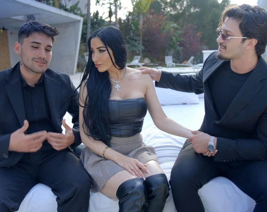 Первое двойное вагинальное проникновение Clea Gaultier