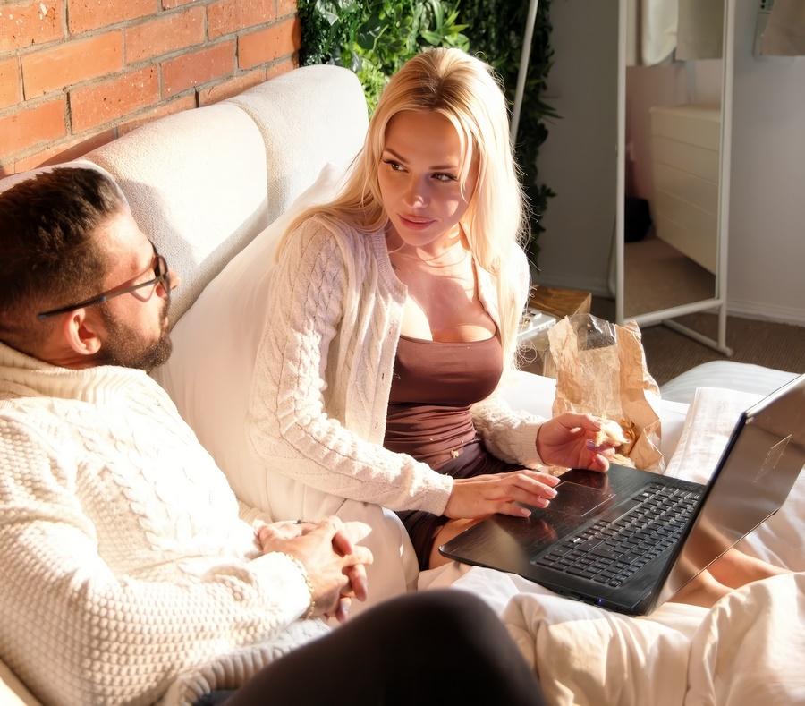 Роскошная блондинка Angie Lynx еще та шлюшка Роскошная блондинка Angie Lynx еще та шлюшка